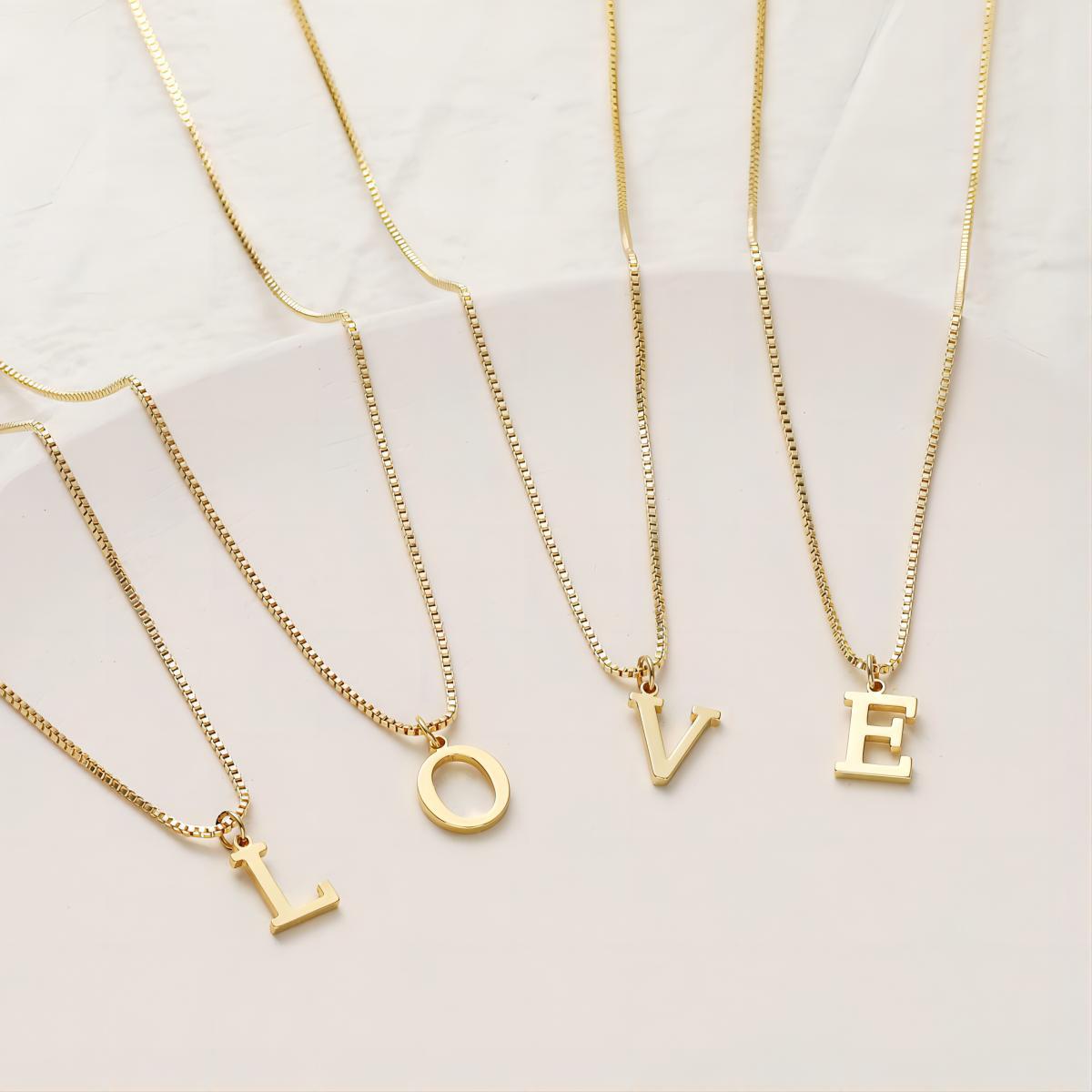 Collier pour femme plaqu� or avec lettre de l'alphabet